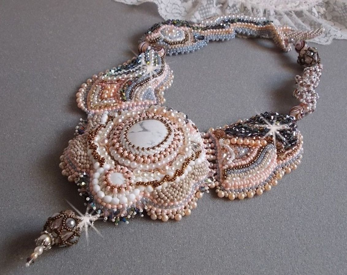 Plastron Ang&eacute;lique Marquise des Anges Haute-Couture brod&eacute; avec des pierres de gemmes et des cristaux de Swarovski