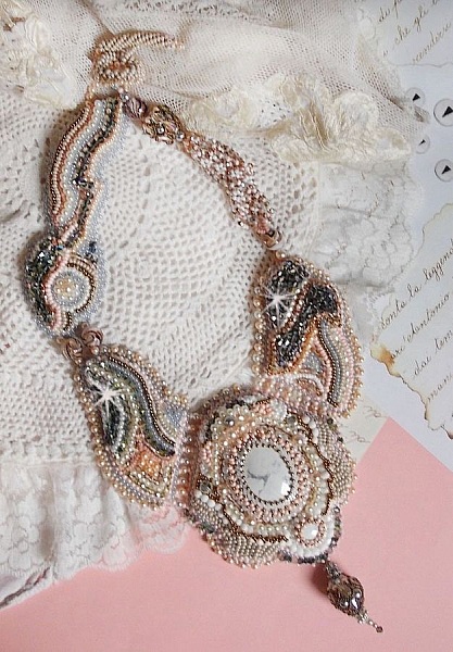 Plastron Ang&eacute;lique Marquise des Anges Haute-Couture brod&eacute; avec des pierres de gemmes et des cristaux de Swarovski