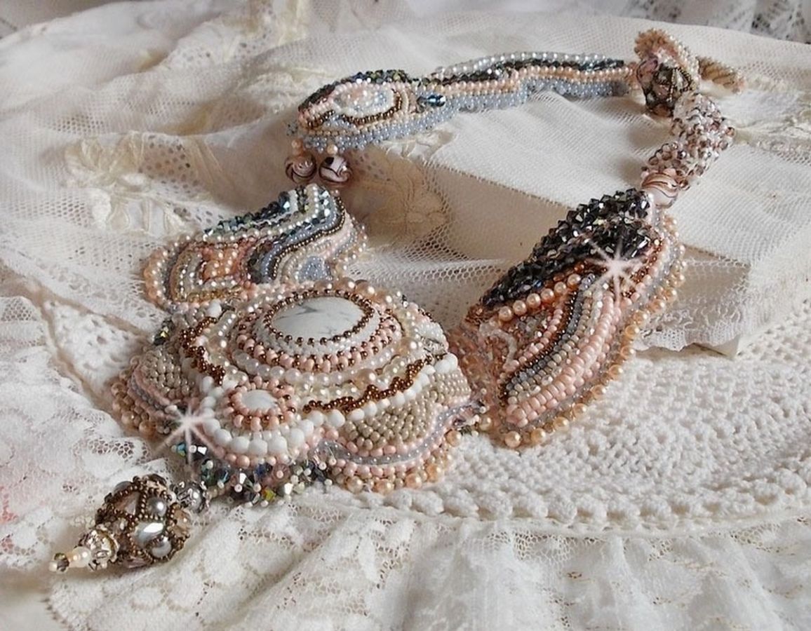 Plastron Ang&eacute;lique Marquise des Anges Haute-Couture brod&eacute; avec des pierres de gemmes et des cristaux de Swarovski