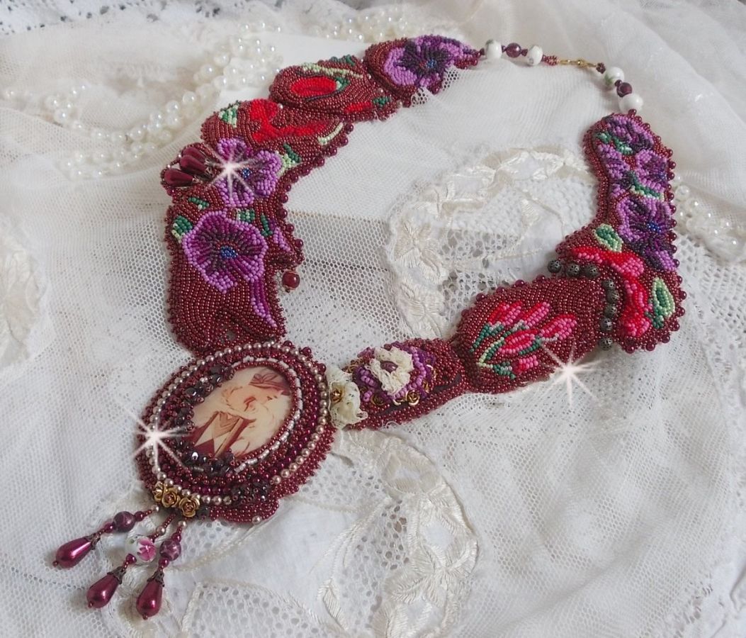 Plastron Art'D Haute-Couture brod&eacute; avec des rocailles de diff&eacute;rentes couleurs et des perles nacr&eacute;es en cristal de Swarovski