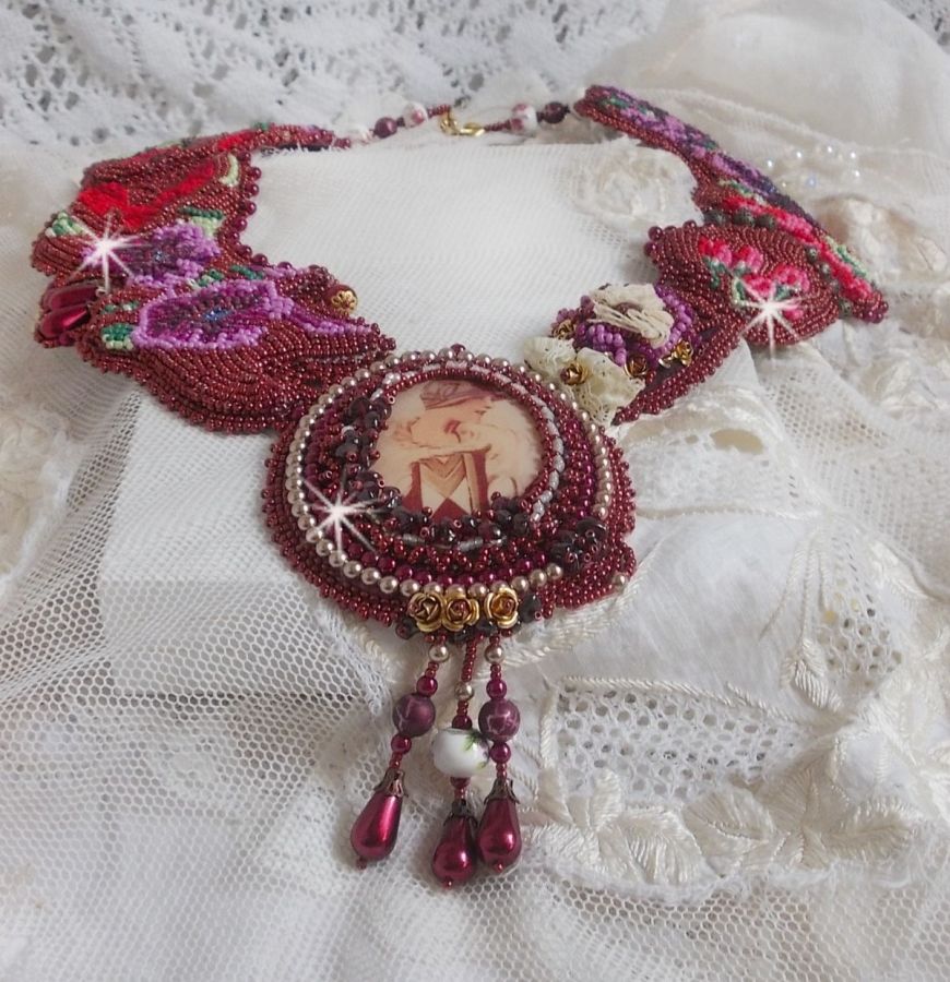 Plastron Art'D Haute-Couture brod&eacute; avec des rocailles de diff&eacute;rentes couleurs et des perles nacr&eacute;es en cristal de Swarovski