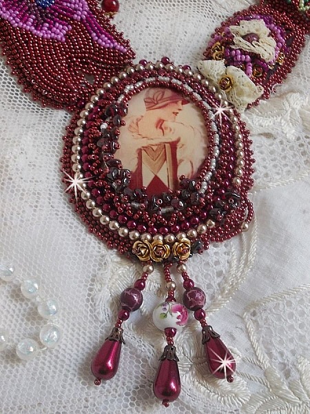 Plastron Art'D Haute-Couture brod&eacute; avec des rocailles de diff&eacute;rentes couleurs et des perles nacr&eacute;es en cristal de Swarovski