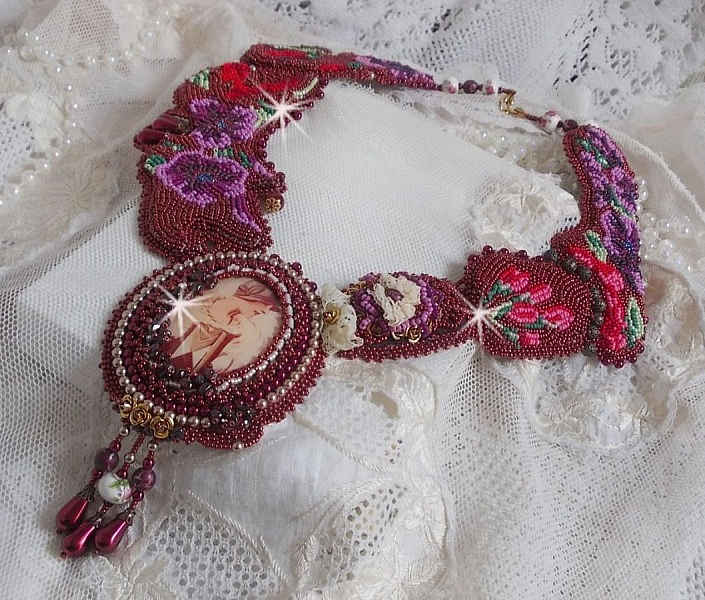 Plastron Art'D Haute-Couture brod&eacute; avec des rocailles de diff&eacute;rentes couleurs et des perles nacr&eacute;es en cristal de Swarovski