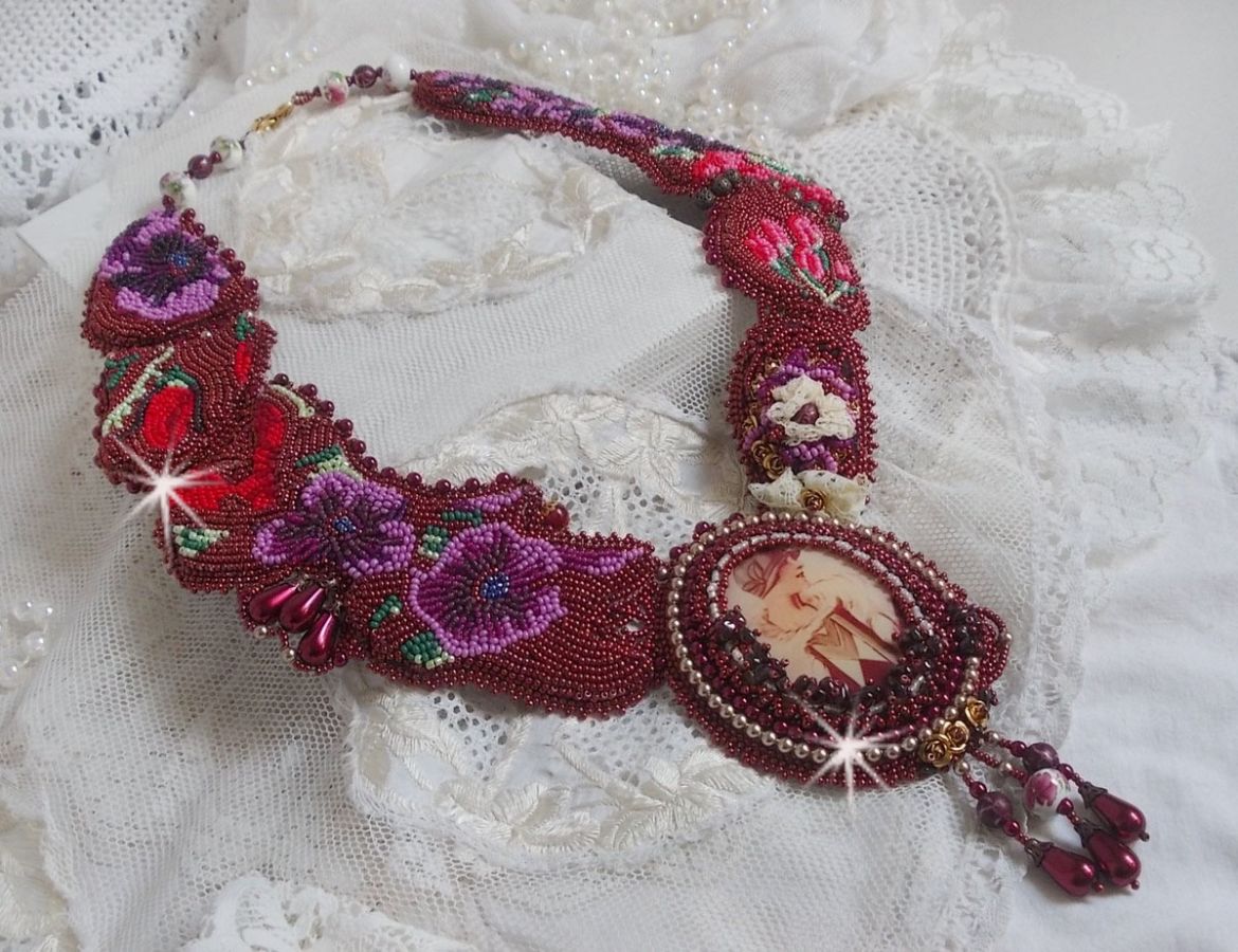 Plastron Art'D Haute-Couture brod&eacute; avec des rocailles de diff&eacute;rentes couleurs et des perles nacr&eacute;es en cristal de Swarovski