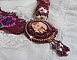 Plastron Art'D Haute-Couture brod&eacute; avec des rocailles de diff&eacute;rentes couleurs et des perles nacr&eacute;es en cristal de Swarovski
