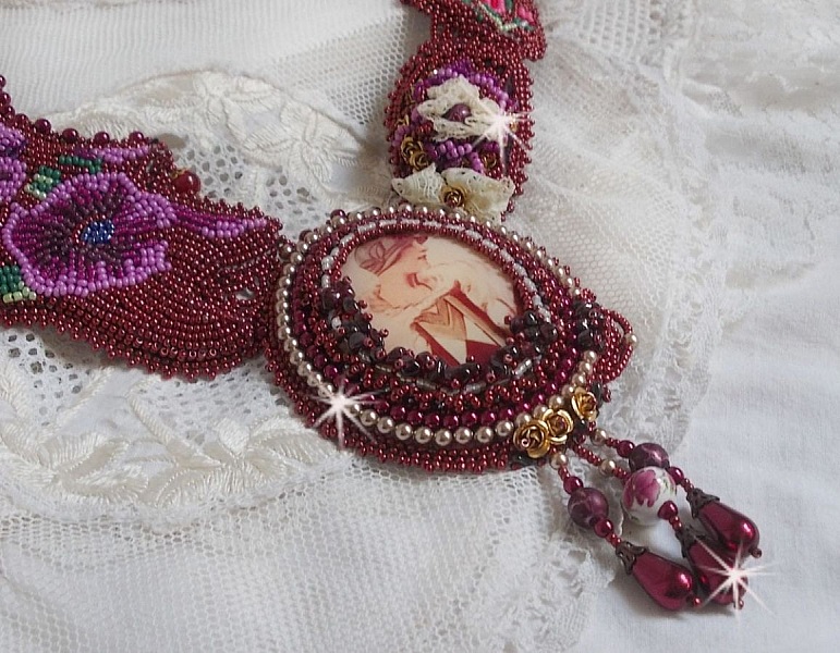 Plastron Art'D Haute-Couture brod&eacute; avec des rocailles de diff&eacute;rentes couleurs et des perles nacr&eacute;es en cristal de Swarovski