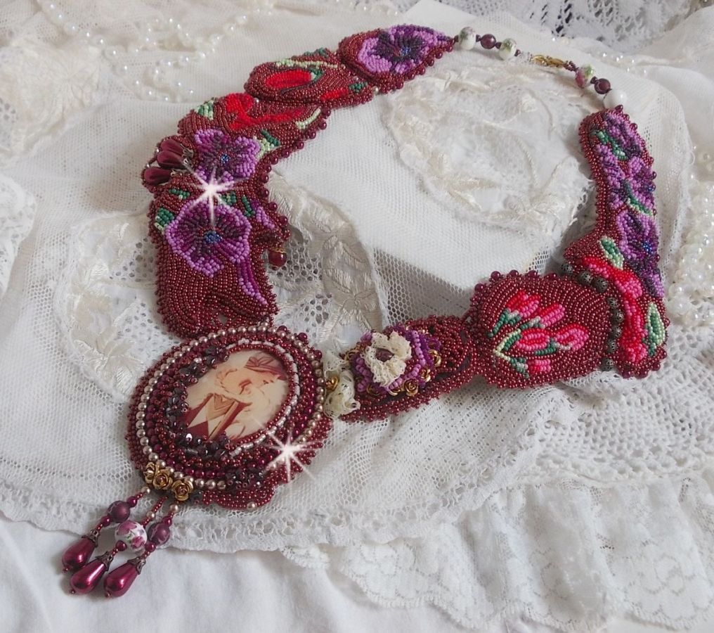 Plastron Art'D Haute-Couture brod&eacute; avec des rocailles de diff&eacute;rentes couleurs et des perles nacr&eacute;es en cristal de Swarovski