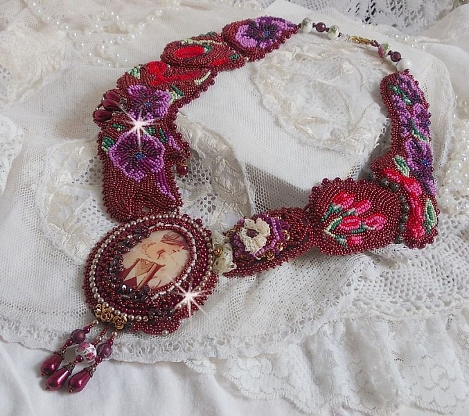Plastron Art'D Haute-Couture brod&eacute; avec des rocailles de diff&eacute;rentes couleurs et des perles nacr&eacute;es en cristal de Swarovski