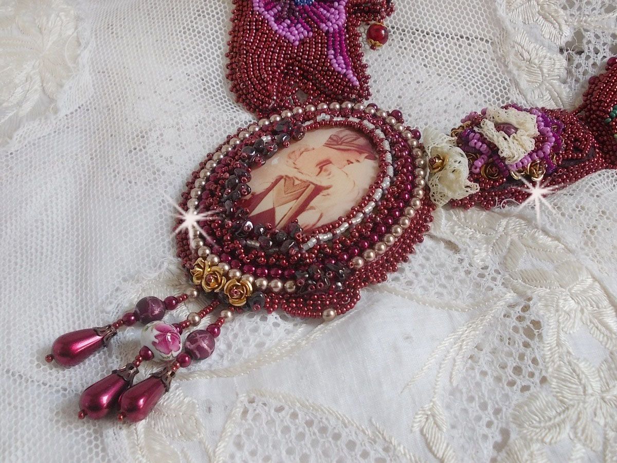 Plastron Art'D Haute-Couture brod&eacute; avec des rocailles de diff&eacute;rentes couleurs et des perles nacr&eacute;es en cristal de Swarovski
