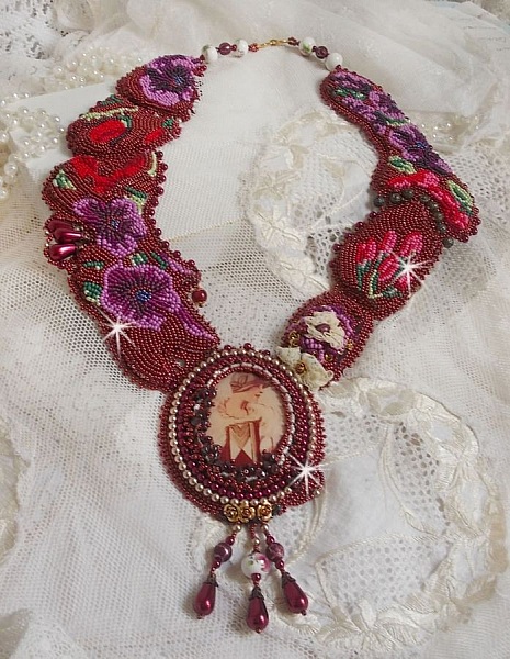 Plastron Art'D Haute-Couture brod&eacute; avec des rocailles de diff&eacute;rentes couleurs et des perles nacr&eacute;es en cristal de Swarovski