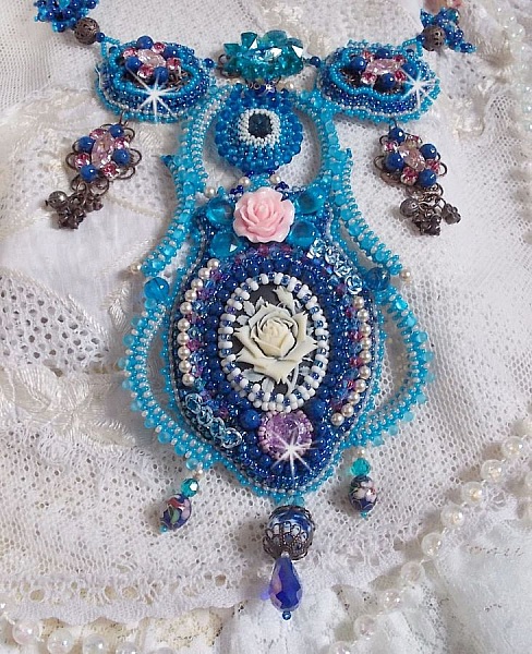 Plastron Belle Epoque, Haute-Couture brod&eacute; avec des Cristaux de Swarovski et diverses belles perles