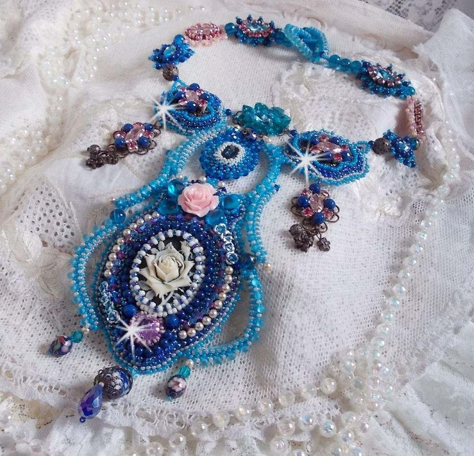 Plastron Belle Epoque, Haute-Couture brod&eacute; avec des Cristaux de Swarovski et diverses belles perles