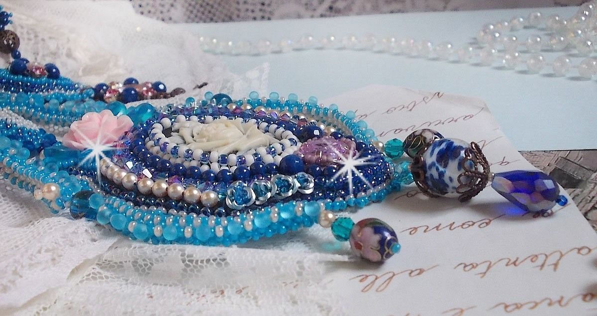 Plastron Belle Epoque, Haute-Couture brod&eacute; avec des Cristaux de Swarovski et diverses belles perles