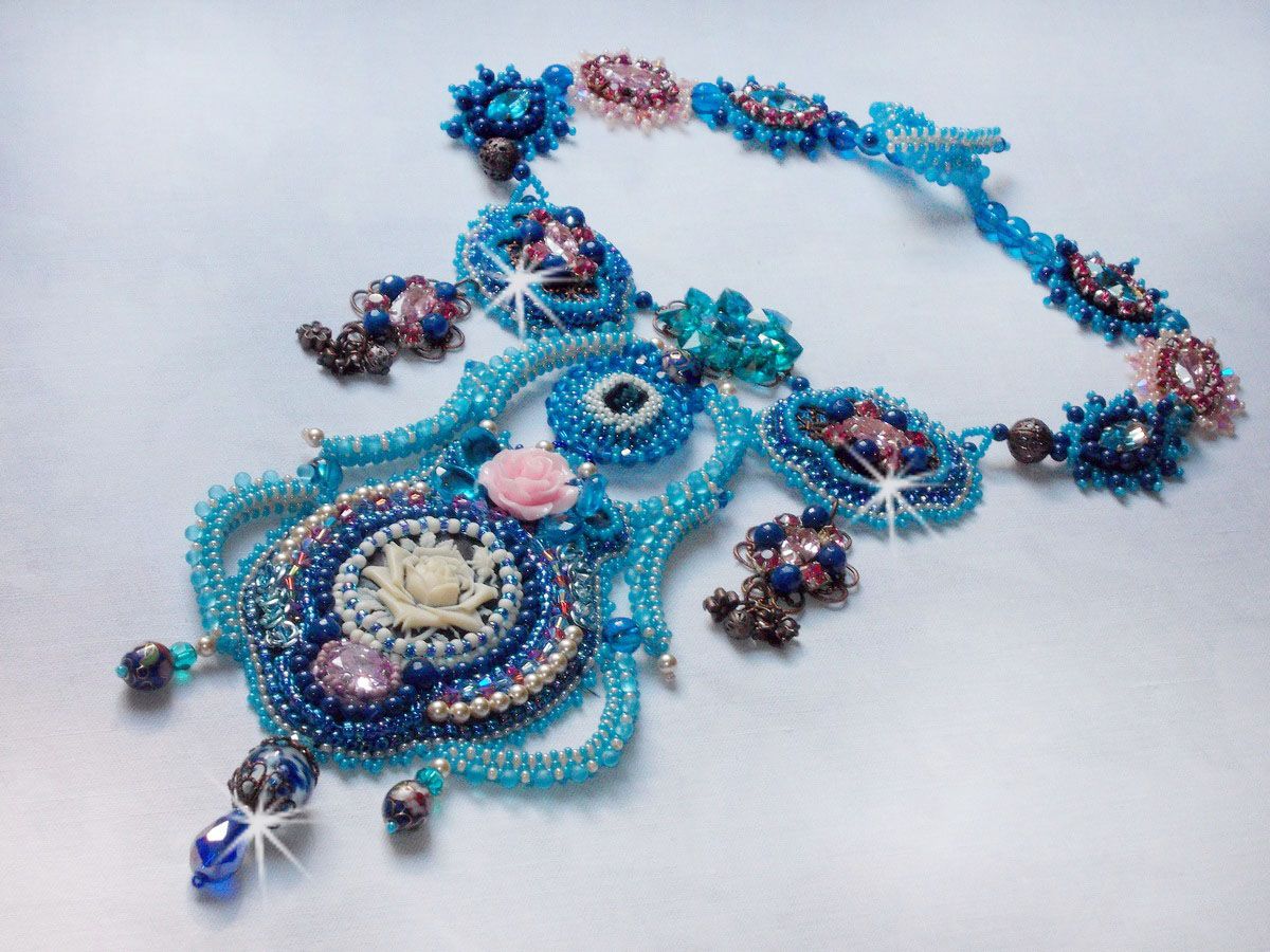 Plastron Belle Epoque, Haute-Couture brod&eacute; avec des Cristaux de Swarovski et diverses belles perles