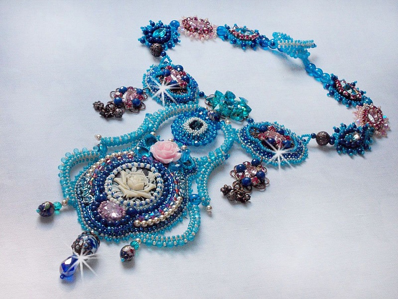 Plastron Belle Epoque, Haute-Couture brod&eacute; avec des Cristaux de Swarovski et diverses belles perles