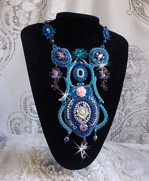Plastron Belle Epoque, Haute-Couture brod&eacute; avec des Cristaux de Swarovski et diverses belles perles