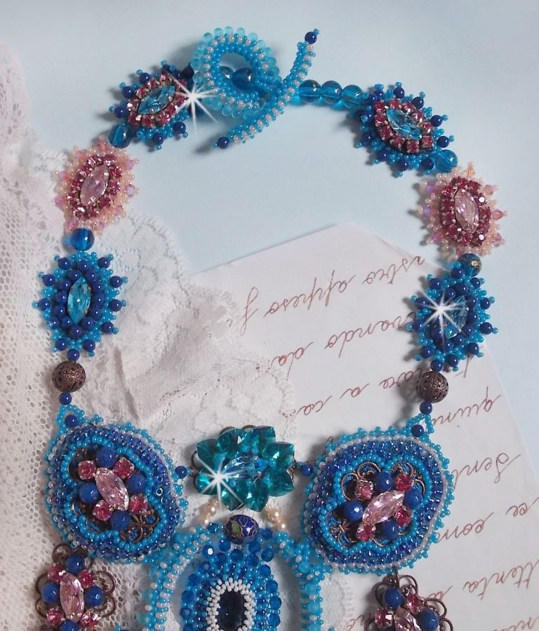 Plastron Belle Epoque, Haute-Couture brod&eacute; avec des Cristaux de Swarovski et diverses belles perles