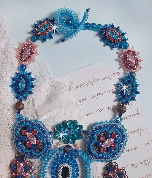 Plastron Belle Epoque, Haute-Couture brod&eacute; avec des Cristaux de Swarovski et diverses belles perles