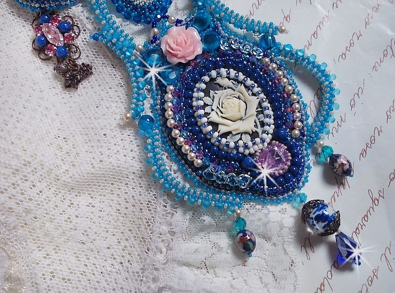Plastron Belle Epoque, Haute-Couture brod&eacute; avec des Cristaux de Swarovski et diverses belles perles