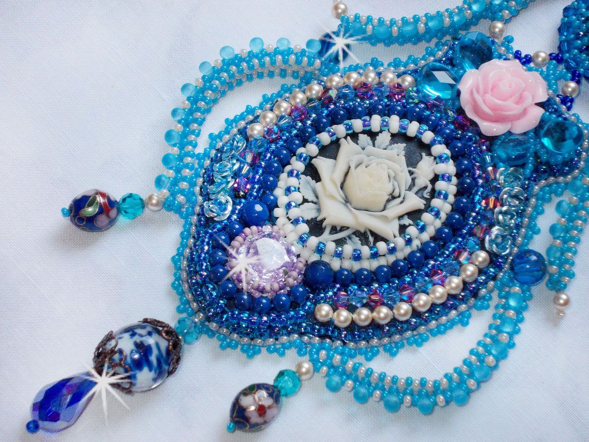 Plastron Belle Epoque, Haute-Couture brod&eacute; avec des Cristaux de Swarovski et diverses belles perles