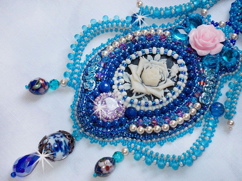 Plastron Belle Epoque, Haute-Couture brod&eacute; avec des Cristaux de Swarovski et diverses belles perles