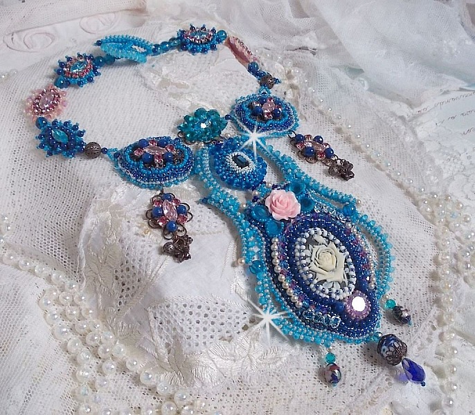 Plastron Belle Epoque, Haute-Couture brod&eacute; avec des Cristaux de Swarovski et diverses belles perles