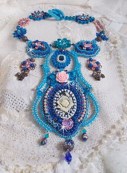 Plastron Belle Epoque, Haute-Couture brod&eacute; avec des Cristaux de Swarovski et diverses belles perles