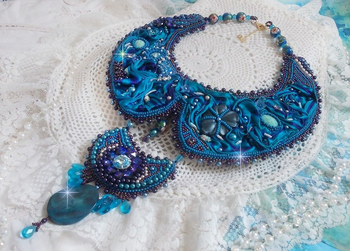 Plastron Bleu Royal Haute-Couture brod&eacute; avec un ruban de soie Purple et Bleu Canard, des cristaux et des perles diverses 