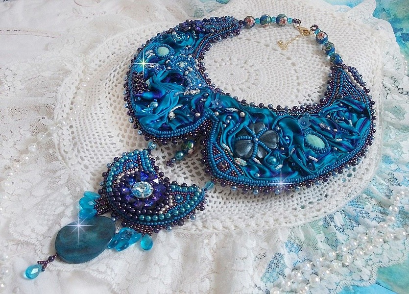 Plastron Bleu Royal Haute-Couture brod&eacute; avec un ruban de soie Purple et Bleu Canard, des cristaux et des perles diverses 