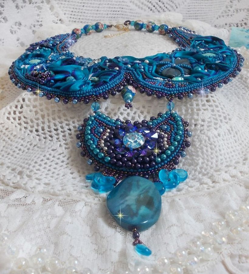 Plastron Bleu Royal Haute-Couture brod&eacute; avec un ruban de soie Purple et Bleu Canard, des cristaux et des perles diverses 