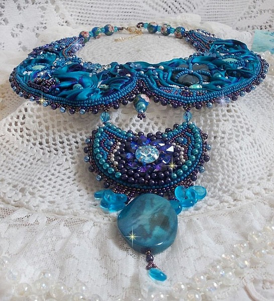 Plastron Bleu Royal Haute-Couture brod&eacute; avec un ruban de soie Purple et Bleu Canard, des cristaux et des perles diverses 