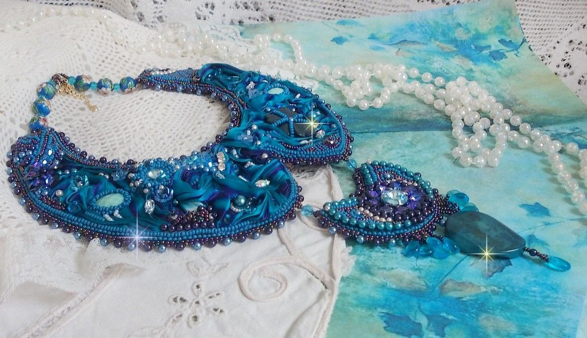 Plastron Bleu Royal Haute-Couture brod&eacute; avec un ruban de soie Purple et Bleu Canard, des cristaux et des perles diverses 