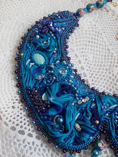 Plastron Bleu Royal Haute-Couture brod&eacute; avec un ruban de soie Purple et Bleu Canard, des cristaux et des perles diverses 