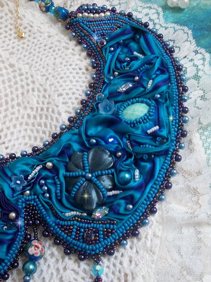 Plastron Bleu Royal Haute-Couture brod&eacute; avec un ruban de soie Purple et Bleu Canard, des cristaux et des perles diverses 