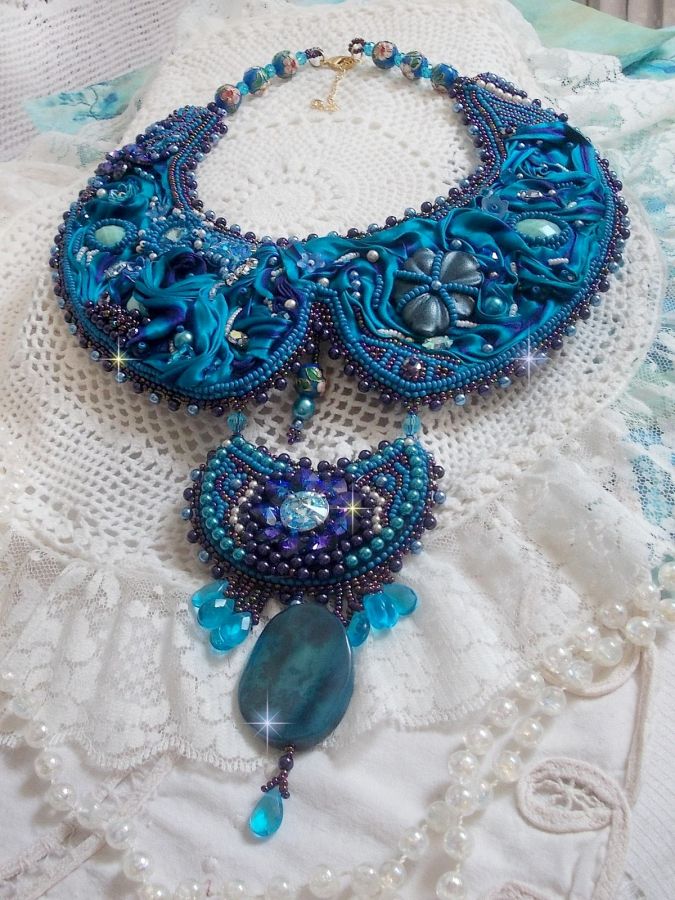Plastron Bleu Royal Haute-Couture brod&eacute; avec un ruban de soie Purple et Bleu Canard, des cristaux et des perles diverses 