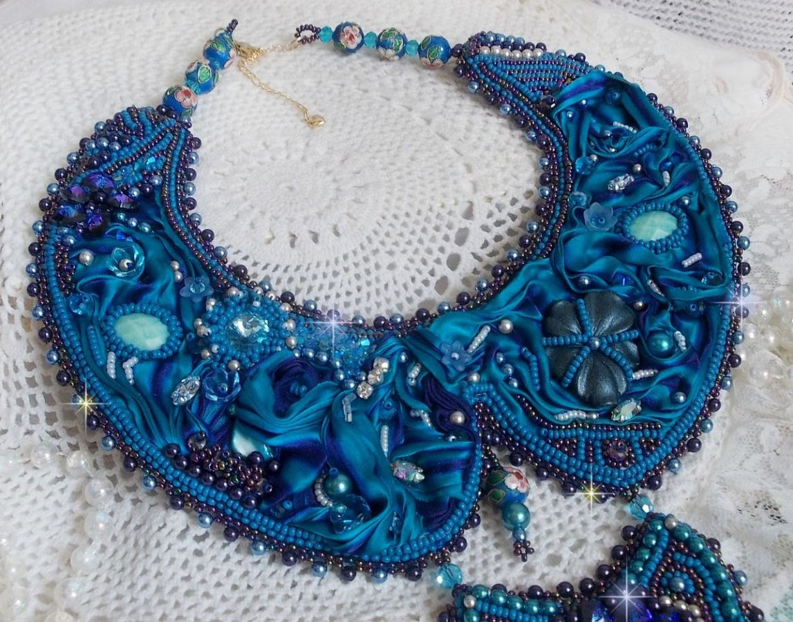Plastron Bleu Royal Haute-Couture brod&eacute; avec un ruban de soie Purple et Bleu Canard, des cristaux et des perles diverses 