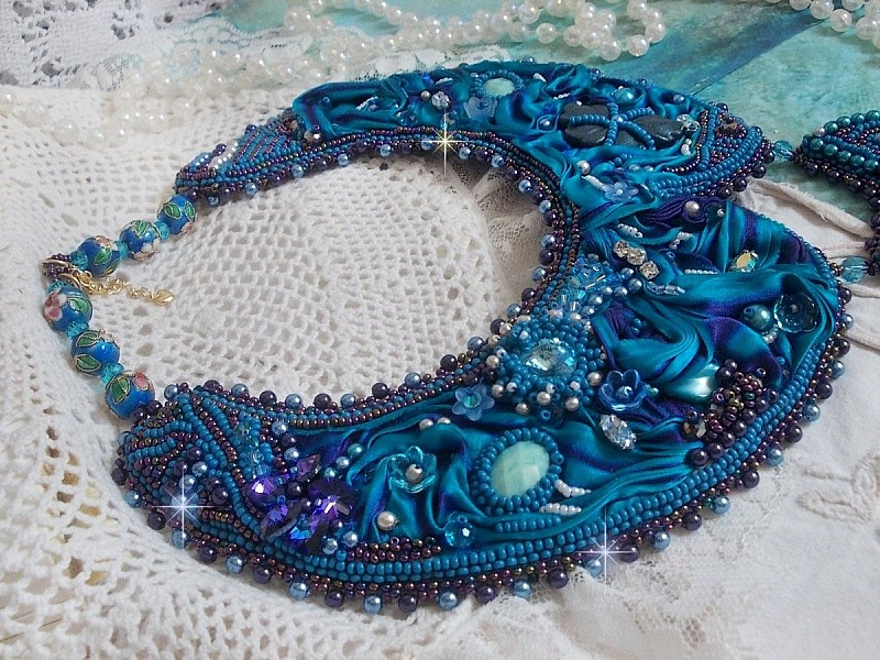 Plastron Bleu Royal Haute-Couture brod&eacute; avec un ruban de soie Purple et Bleu Canard, des cristaux et des perles diverses 