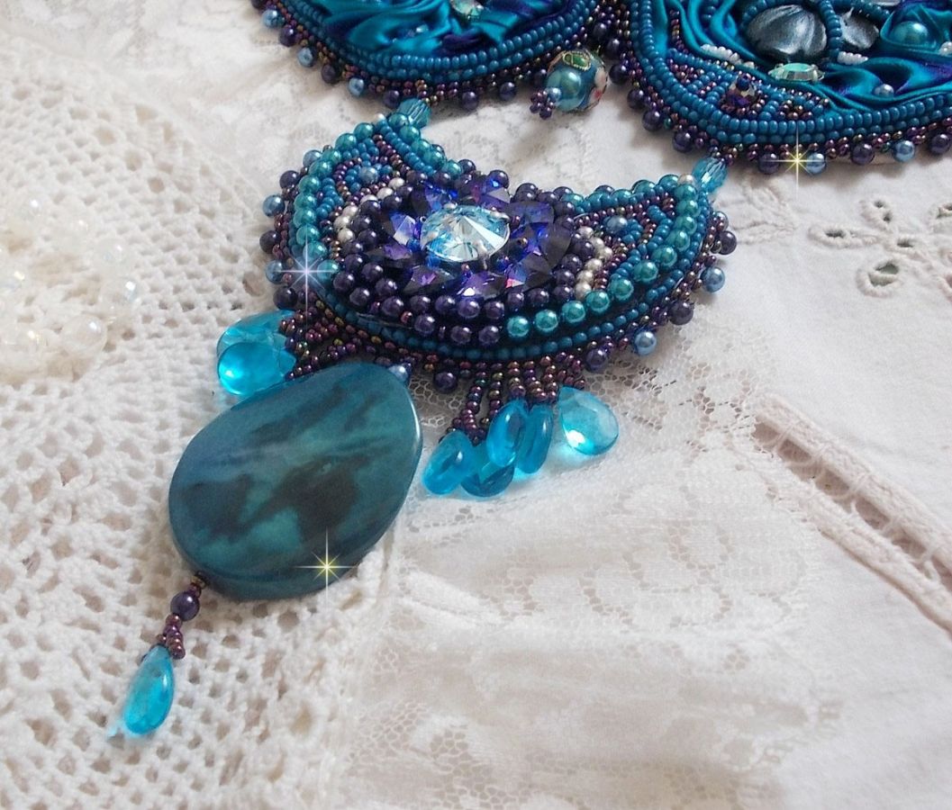 Plastron Bleu Royal Haute-Couture brod&eacute; avec un ruban de soie Purple et Bleu Canard, des cristaux et des perles diverses 