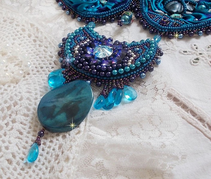 Plastron Bleu Royal Haute-Couture brod&eacute; avec un ruban de soie Purple et Bleu Canard, des cristaux et des perles diverses 