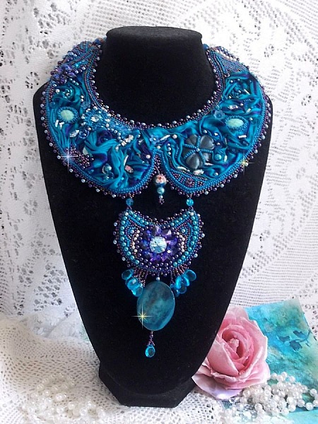 Plastron Bleu Royal Haute-Couture brod&eacute; avec un ruban de soie Purple et Bleu Canard, des cristaux et des perles diverses 