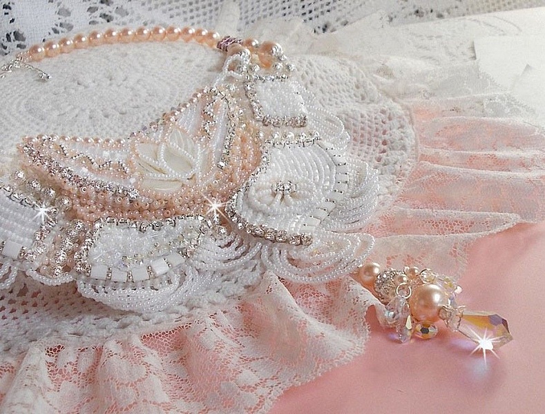 Plastron Bouquet d'un Jour Haute Couture brod&eacute; avec des fleurs en Nacre &agrave; laquelle s'ajoute cristaux, perles rondes, cabochon rond, perles nacr&eacute;es avec fermoir et cha&icirc;nette Argent 925