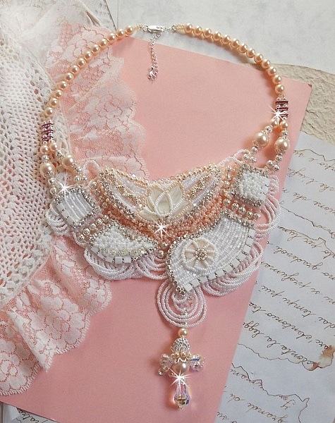 Plastron Bouquet d'un Jour Haute Couture brod&eacute; avec des fleurs en Nacre &agrave; laquelle s'ajoute cristaux, perles rondes, cabochon rond, perles nacr&eacute;es avec fermoir et cha&icirc;nette Argent 925
