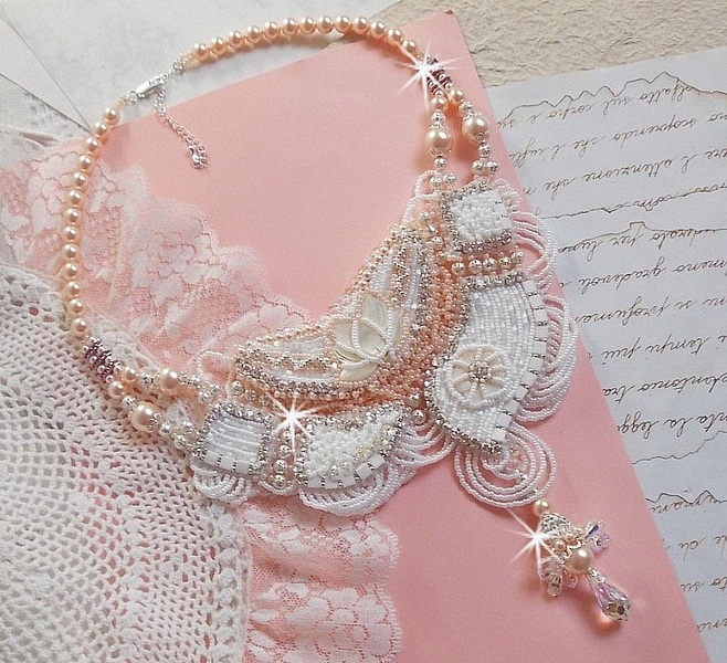 Plastron Bouquet d'un Jour Haute Couture brod&eacute; avec des fleurs en Nacre &agrave; laquelle s'ajoute cristaux, perles rondes, cabochon rond, perles nacr&eacute;es avec fermoir et cha&icirc;nette Argent 925