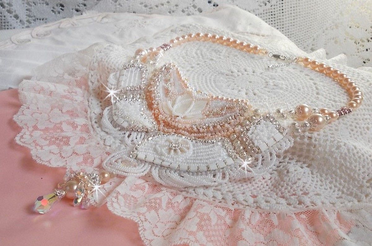 Plastron Bouquet d'un Jour Haute Couture brod&eacute; avec des fleurs en Nacre &agrave; laquelle s'ajoute cristaux, perles rondes, cabochon rond, perles nacr&eacute;es avec fermoir et cha&icirc;nette Argent 925