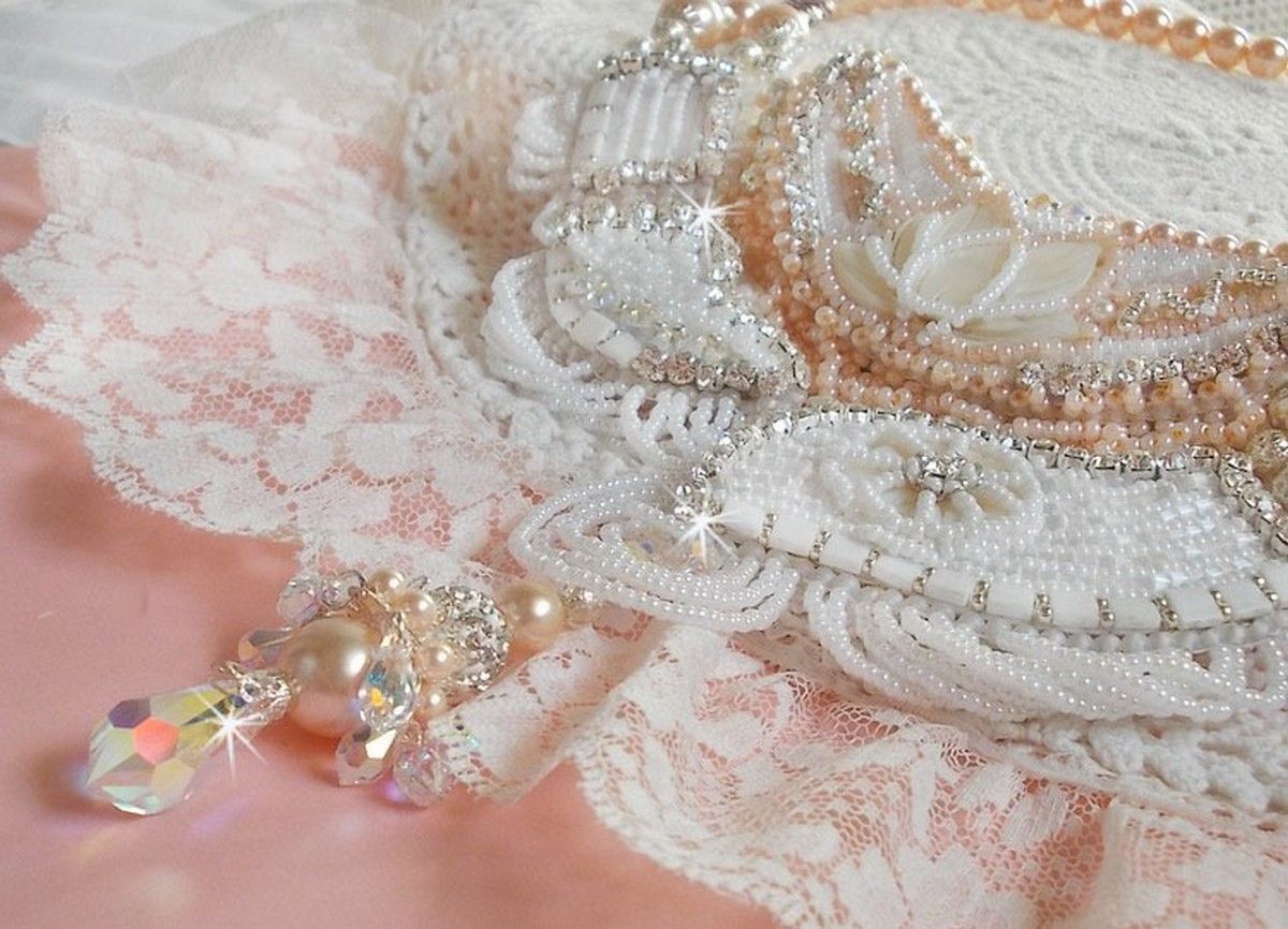 Plastron Bouquet d'un Jour Haute Couture brod&eacute; avec des fleurs en Nacre &agrave; laquelle s'ajoute cristaux, perles rondes, cabochon rond, perles nacr&eacute;es avec fermoir et cha&icirc;nette Argent 925