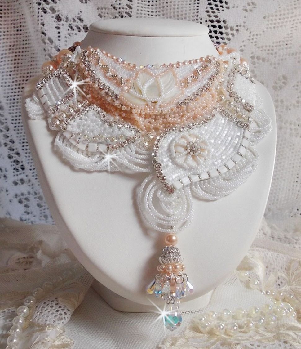 Plastron Bouquet d'un Jour Haute Couture brod&eacute; avec des fleurs en Nacre &agrave; laquelle s'ajoute cristaux, perles rondes, cabochon rond, perles nacr&eacute;es avec fermoir et cha&icirc;nette Argent 925