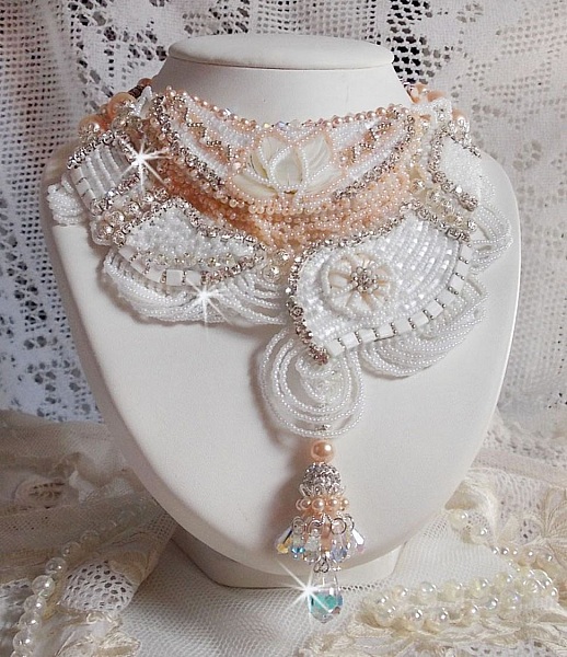 Plastron Bouquet d'un Jour Haute Couture brod&eacute; avec des fleurs en Nacre &agrave; laquelle s'ajoute cristaux, perles rondes, cabochon rond, perles nacr&eacute;es avec fermoir et cha&icirc;nette Argent 925