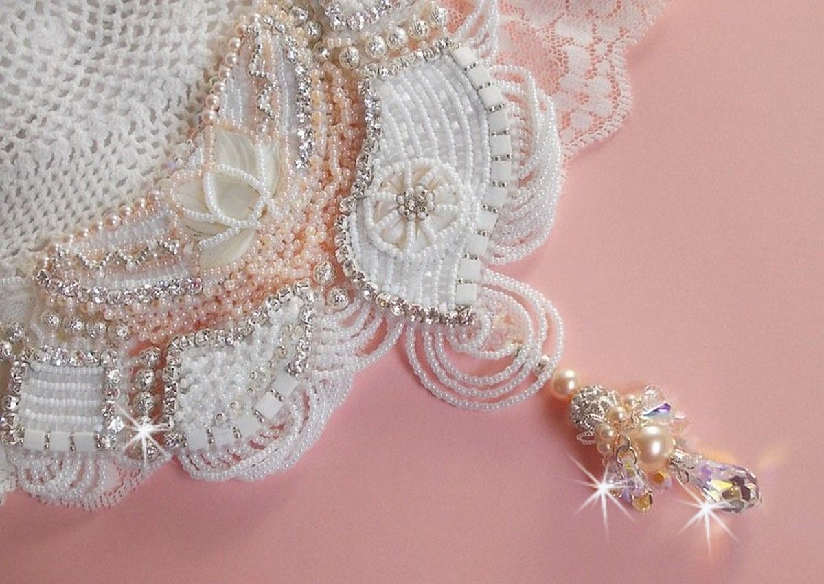 Plastron Bouquet d'un Jour Haute Couture brod&eacute; avec des fleurs en Nacre &agrave; laquelle s'ajoute cristaux, perles rondes, cabochon rond, perles nacr&eacute;es avec fermoir et cha&icirc;nette Argent 925