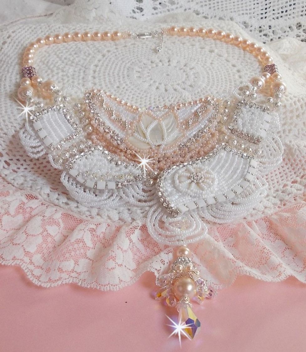 Plastron Bouquet d'un Jour Haute Couture brod&eacute; avec des fleurs en Nacre &agrave; laquelle s'ajoute cristaux, perles rondes, cabochon rond, perles nacr&eacute;es avec fermoir et cha&icirc;nette Argent 925