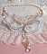 Plastron Bouquet d'un Jour Haute Couture brod&eacute; avec des fleurs en Nacre &agrave; laquelle s'ajoute cristaux, perles rondes, cabochon rond, perles nacr&eacute;es avec fermoir et cha&icirc;nette Argent 925